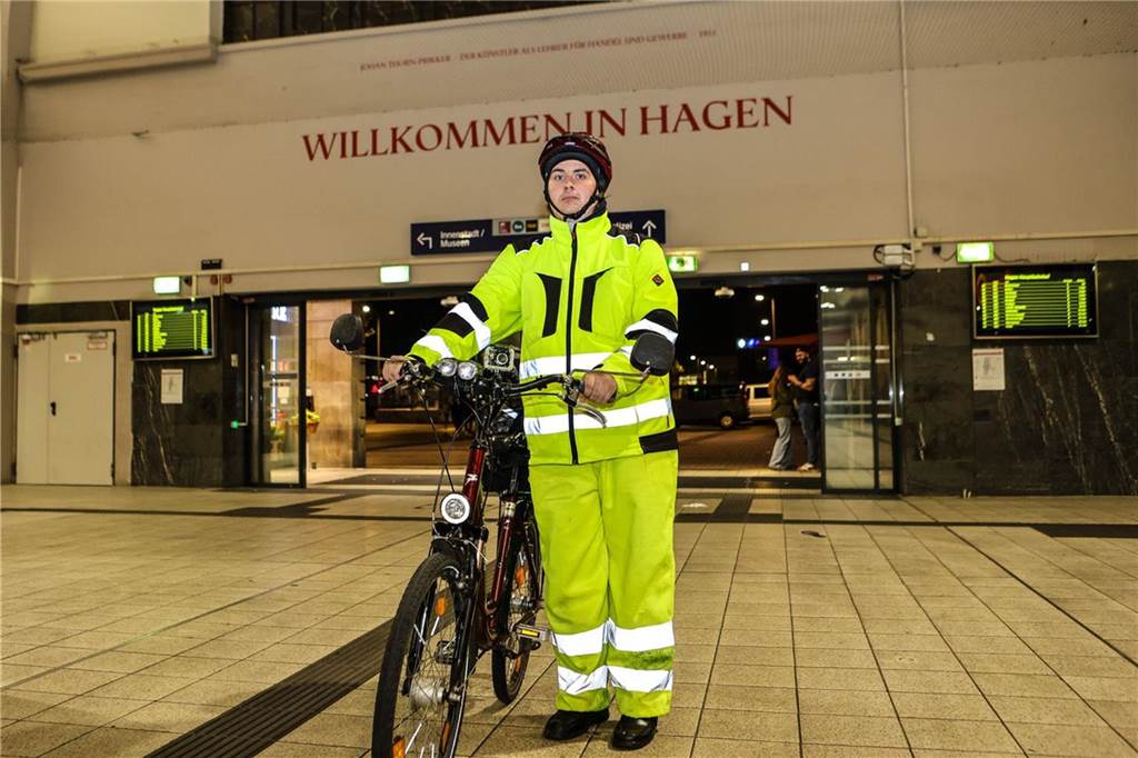 Knöllchen gegen Freigetränke: „Anzeigenhauptmeister“ rockt Hagener Disco Ankunft im Hagener Hauptbahnhof: Der Anzeigenhauptmeister reiste mit dem Rad in der Bahn an – auf dem Weg in die Disco verteilte er Knöllchen.