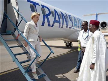 Ankunft in Niger: Ursula von der Leyen wird am Flughafen in Niamey von ihrem nigrischen Amtskollege Kalla Moutari begrüßt. Foto: Britta Pedersen