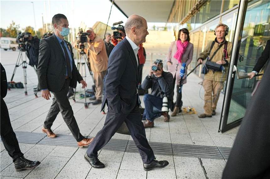 Beratungen über Ampel-Koalition haben begonnen Ankunft: SPD-Kanzlerkandidat Olaf Scholz trifft zu den Sondierungsgesprächen in Berlin ein.