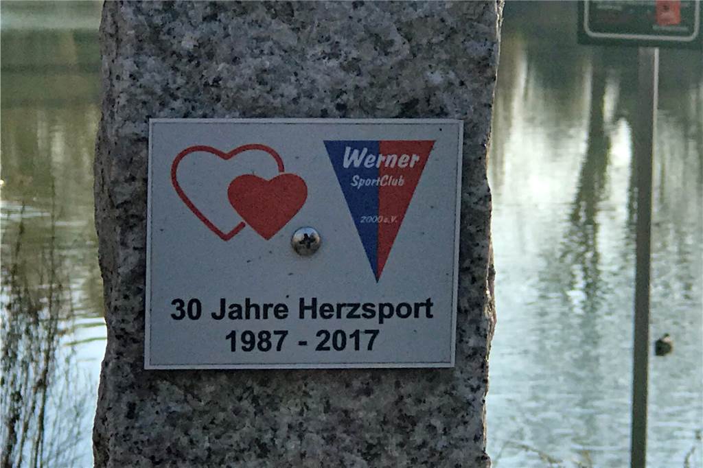 Herzsport-Denkmal des WSC wieder kaputt: Waren Vandalen am Werk? Anlässlich des 30. Geburtstags der WSC-Herzsportgruppe wurde das kleine Denkmal am Stadtsee eingeweiht.