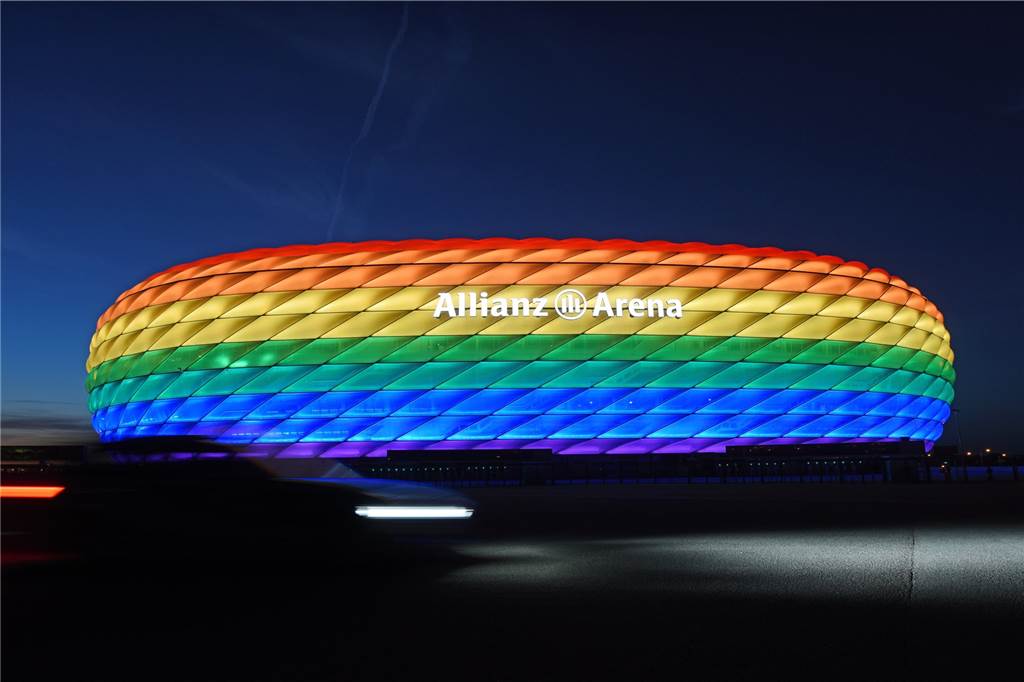Regenbogenbinde: Zwischen „dass man das noch thematisieren muss“ und „nicht die richtige Bühne“ Anlässlich des Christopher Street Days leuchtete die Allianz Arena in Regenbogenfarben. Beim letzten Vorrundenspiel in München könnte das wieder der Fall sein.