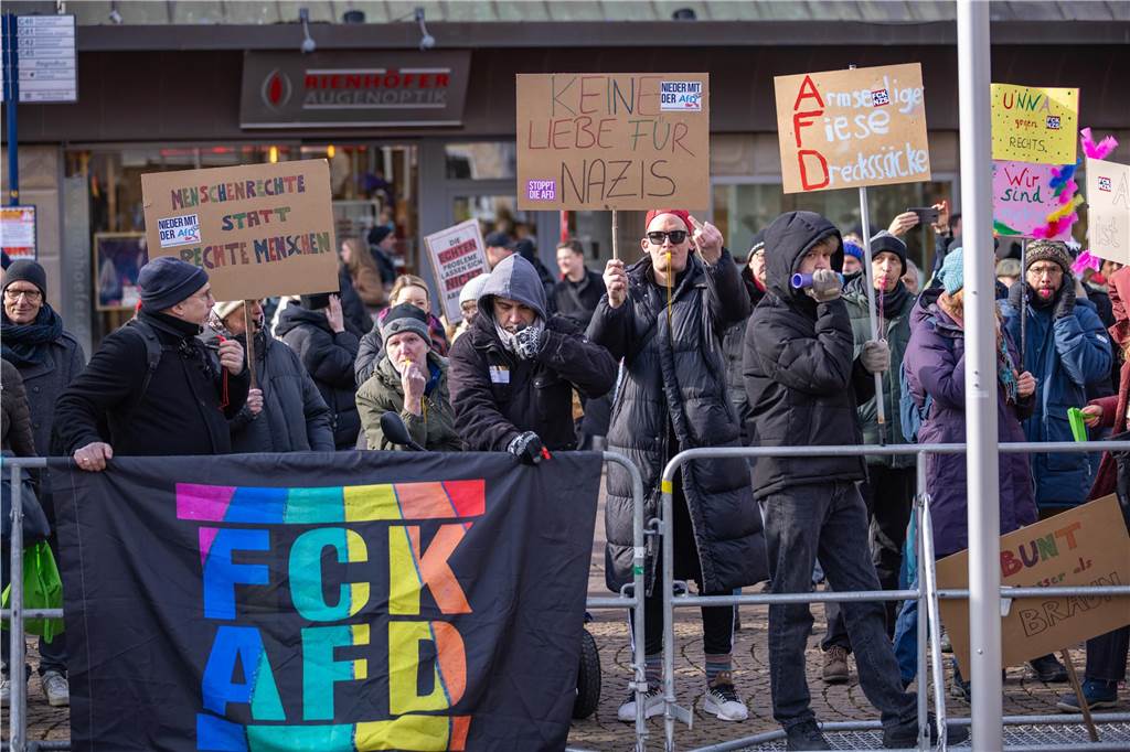 Hüppe fordert Brandmauer „gegen links“ – Omas gegen rechts: „Sind neutral“ Gegendemonstranten bei einer AfD-Kundgebung in Unna am 15. Februar 2025.