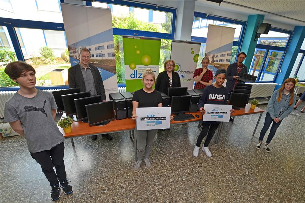 Kein Elektro-Schrott: Upgecyclete Computer ermöglichen digitale Teilhabe Anlässlich stellten Vertreter von Schulverwaltungs- und Umweltamt, Medienkünstler Daniel Schlep (4.v.r.), Schulleiterin Christel Stegemann (M.) und Schüler der ASR das Pilotprojekt vor.
