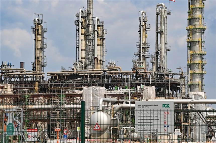 Bundesregierung unterstützt Planungen für Öl-Embargo Anlagen auf dem Industriegelände der PCK-Raffinerie GmbH. In der Erdölraffinerie PCK in Schwedt kommt Rohöl aus Russland über die Pipeline «Freundschaft» an.