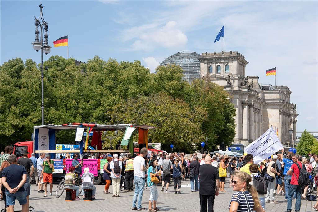 Rechtsextreme hoffen auf den Krisengewinn: Droht im Herbst eine Energiepreis-Protestwelle? Teilnehmer der Demonstration "Uneingeschränkte Wiederherstellung sämtlicher Grundrechte" stehen unweit des Reichstages.