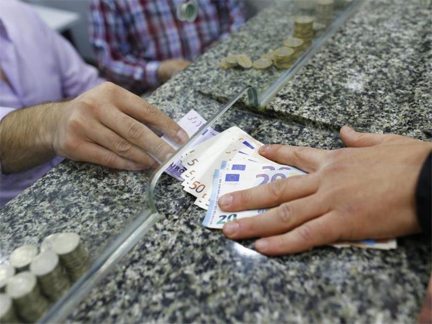 Anleger flüchten aus der Türkei: Lira im freien Fall Anleger fliehn derzeit aus der Türkei: Die Lira ist im freien Fall. Foto: Sedat Suna