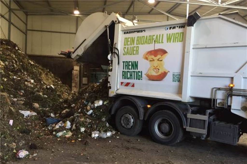 Zu viel Plastik im Biomüll: Tonnen-Kontrollen stehen an Anlieferung von Biomüll bei der EGW in Gescher. Wie man gut erkennt: Es sind etliche „Störstoffe" enthalten.