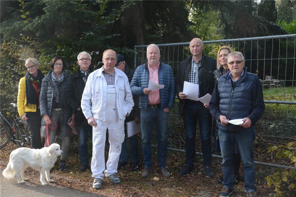 „Generationenhof Schorlemer Straße“ bekommt Lob und Kritik Anlieger des geplanten Bauvorhabens im Bereich Eichengrund/Schorlemerstraße sind mit den Plänen nicht einverstanden. Sie monieren vor allem die Dreigeschossigkeit und das Verkehrskonzept.