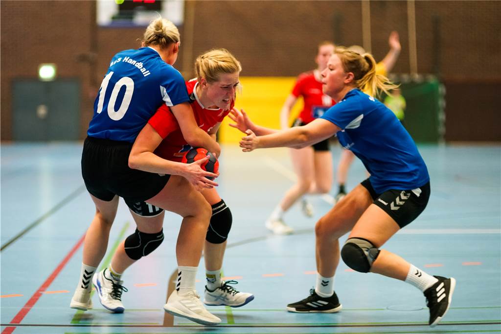 Nach packendem Finish: SuS Stadtlohn feiert Derbysieg gegen DHG Ann-Cathrin Kemper von der DG wird hier gestoppt.