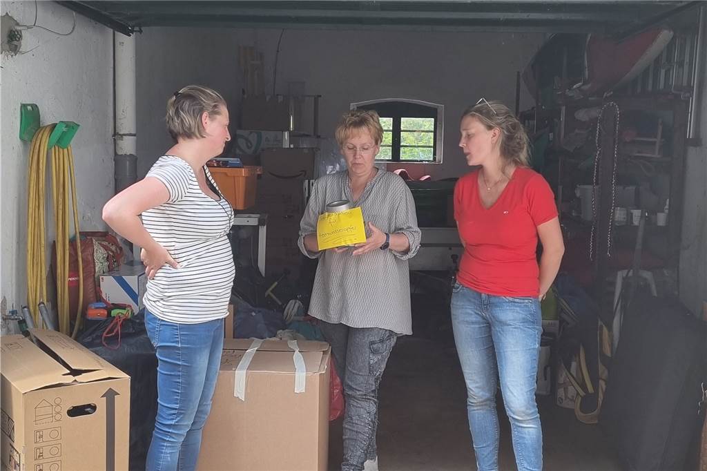 „Einfach grauenvoll“: Bei Spenden-Übergabe erleben Werner Ausmaß der Katastrophe Ann-Cathrine Loeks (r.) und Kerstin Mohnberg überreichten weitere Sach- und Geldspenden an eine Ergotherapeutin vor Ort und Kitas und eine Grundschule.