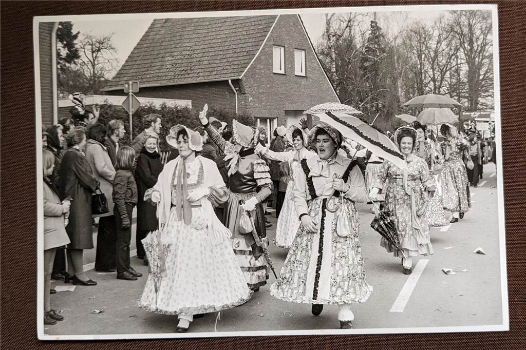 Marie-Anne Lemée, die Pionierin des Au-Pair-Austauschs: Zwischen Wüllen und Frankreich Ann-Marie Lemée während eines Karnevalsumzugs in Wüllen in den 70er-Jahren