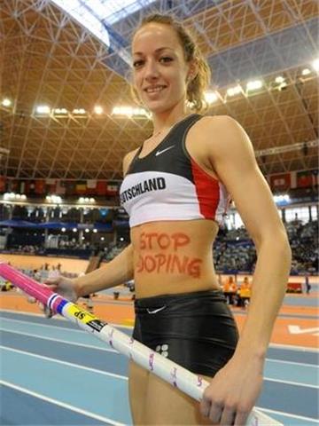 Anna Battke protestiert bei der Hallen-WM in Valencia gegen Doping.