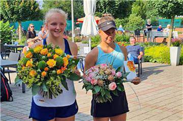 Anna Beßer (l.) schlug im Finale der Bezirksmeisterschaft Alexa Volkov (r., TC Union Münster) deutlich in zwei Sätzen. 