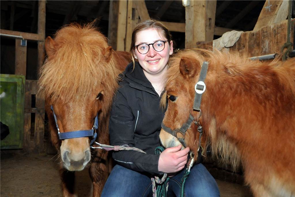 Anna Böckelühr, die neue Leiterin des traditionsreichen Familienguts auf dem Bürenbruch, liebt ihre Shetland-Ponies, hier Wanda (l.) und Krümmel.