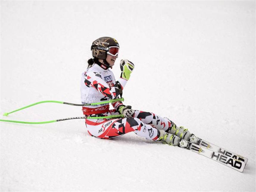 Gute Rebensburg verpasst WM-Medaille im Super G Anna Fenninger setzt sich nach ihrer Bestzeit erstmal in den Schnee. Foto: Jean-Christophe Bott