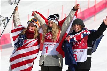 Anna Gasser (M) aus Österreich siegte vor Jamie Anderson (l) aus den USA und der Neuseeländerin Sadowski Synnott. Foto: Daniel Karmann