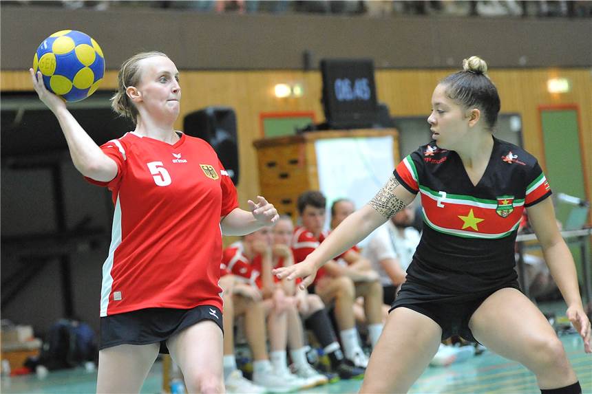 Castrop-Rauxeler feiern mit Team Deutschland 25:14-Sieg zum EM-Auftakt Anna Goefert (am Ball/vormals Schulte) gehörte der Start-Aufstellung der deutschen Nationalmannschaft beim EM-Start gegen Katalonien an.