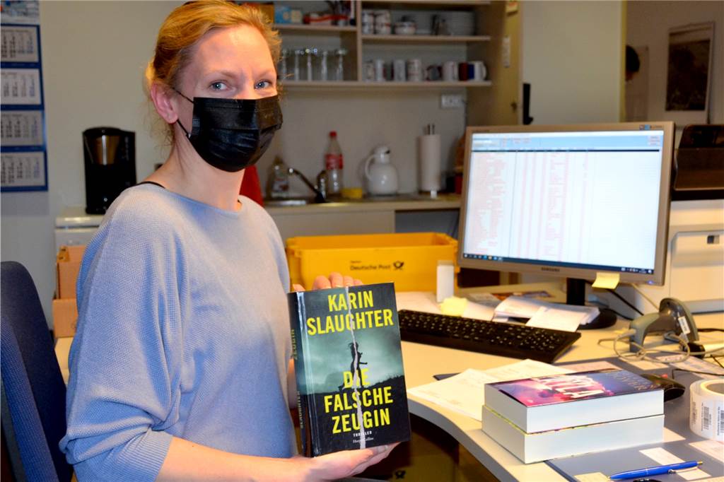 Vom Kauf bis zur Ausleihe: So landet ein Buch im Regal der Halterner Bücherei Anna Kalkofen von der Verwaltung kümmert sich darum, dass die neuen Bücher den richtigen Barcode zugeordnet bekommen.