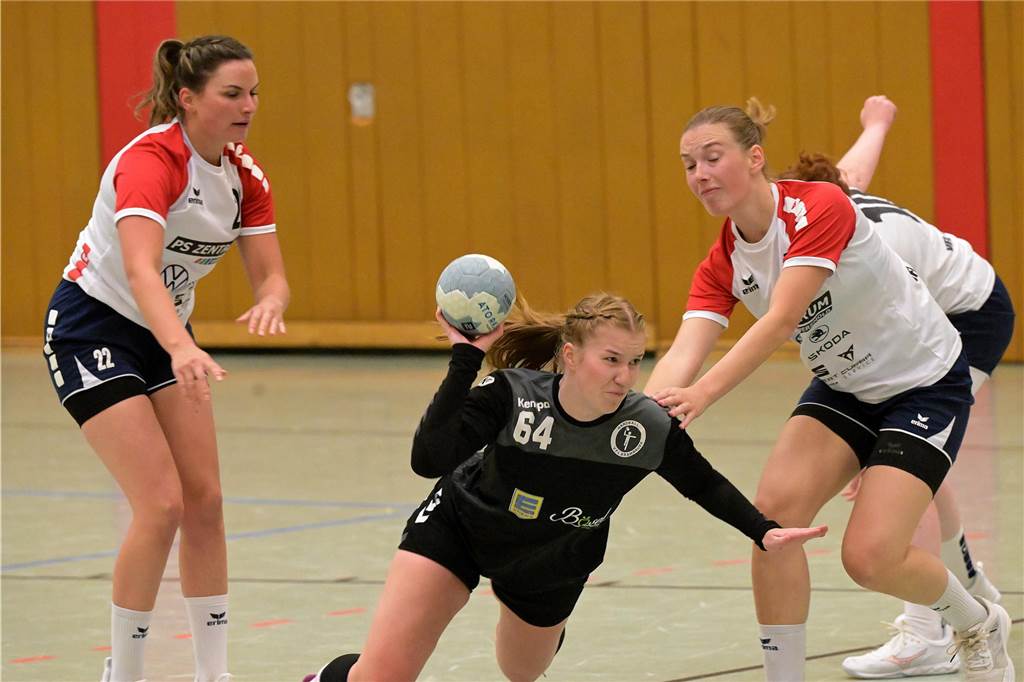 Lüner SV Handball vor Herkulesaufgabe: Auswärtsspiel bei Spitzenreiter Borussia Dortmund II Anna Kindmann wird zu Boden gestoßen.