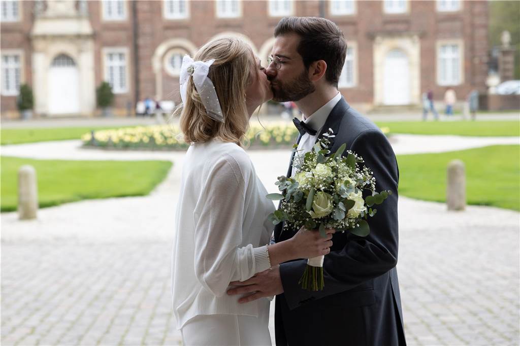 Antrag nach elf Jahren Beziehung: Anna und Hendrik heiraten im Schloss Anna Kösters (30) und Hendrik Schemann-Kösters (31) wollen perspektivisch auch noch kirchlich heiraten.