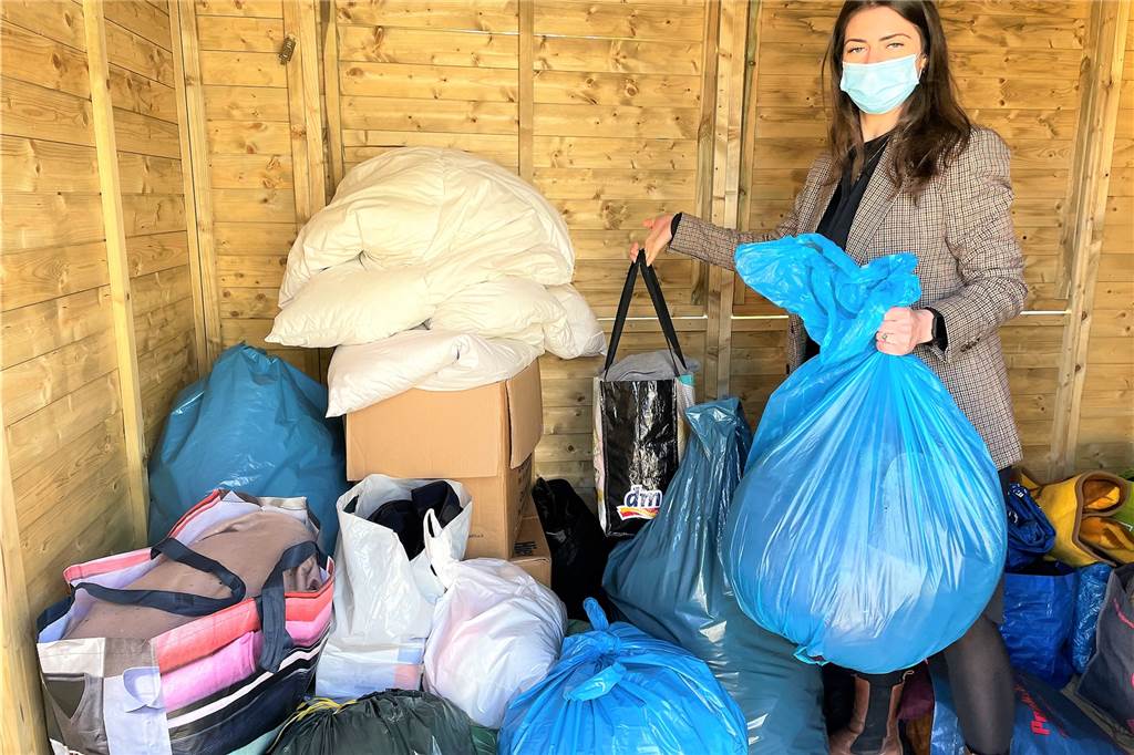Hilfe für die Ukraine: Spendenflut und Tränen an der Corona-Teststelle Anna Korovenkova sammelt die Spenden in einer Holzhütte, bis sie mit einem Lkw-Konvoi an die ukrainische Grenze und von dort ins Landesinnere gebracht werden.