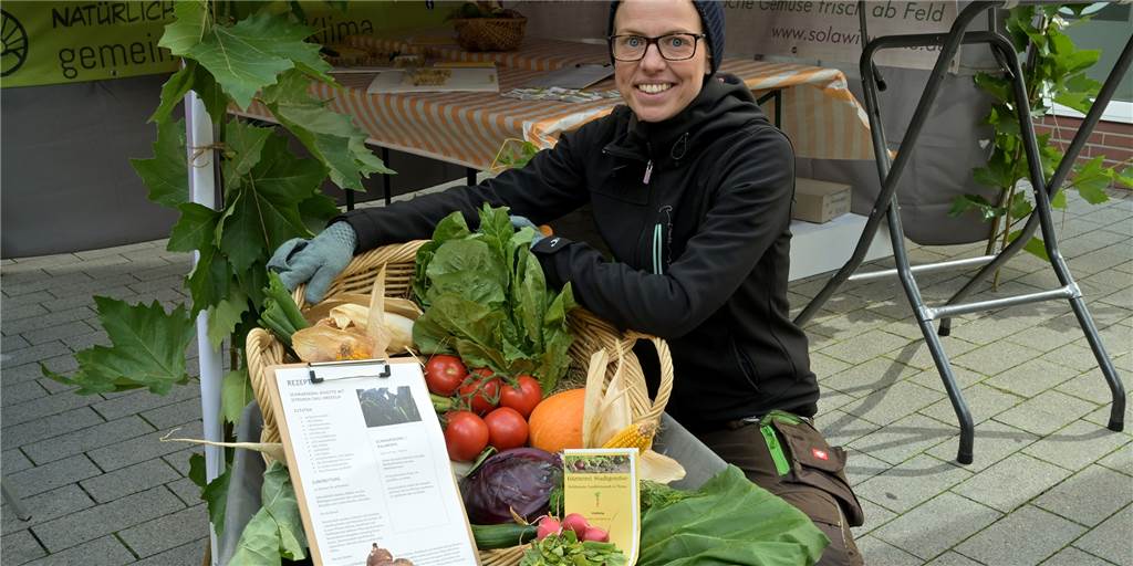 Anna Kristina Brämswig von der Gärtnerei Stadtgemüse zeigt einen Korb mit den Produkten, die in Stockum unter anderem angebaut werden können.