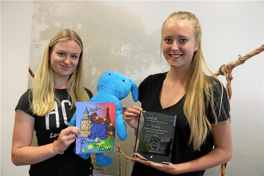 Werner Christophorus-Schüler gewinnen Landeswettbewerb Anna Kuhne (l.) und Christina Bruer vom St.-Christophorus-Gymnasium präsentierte die Auszeichnung zur besten Schülerfirma Nordrhein-Westfalens.