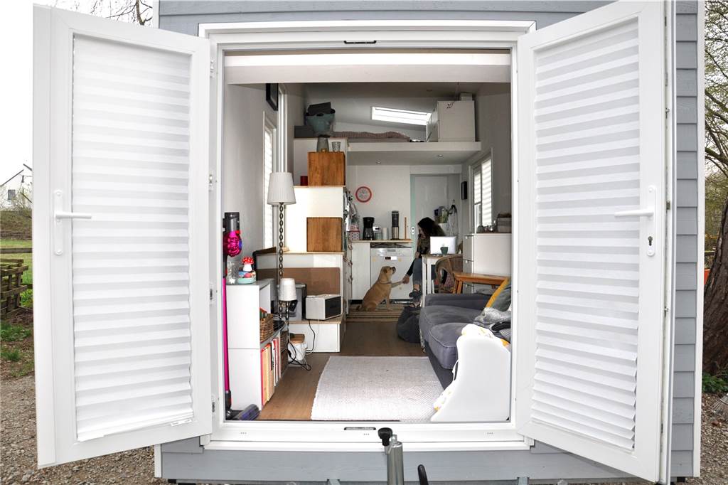 Leben auf dem Bunker oder im Denkmal – Dortmunds außergewöhnlichste Wohnhäuser Anna lebt mit ihrer Hündin Stella in ihrem 19 Quadratmeter großen Tiny House.