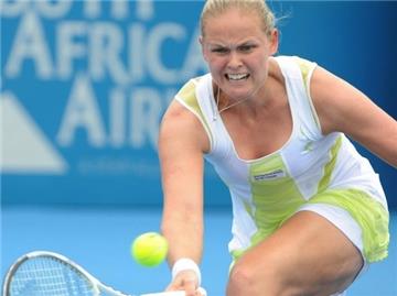 Anna-Lena Grönfeld spielt einen Ball am Netz.