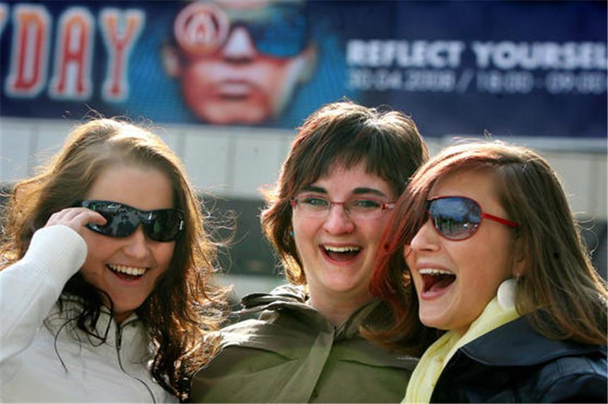 Rügener Mädels wollen 15 Stunden durchzappeln Anna, Manja und Franziska (v.l.) haben schon vor der Mayday Spaß. 700 km sind sie angereist, um in den Westfalenhallen richtig Party zu machen.