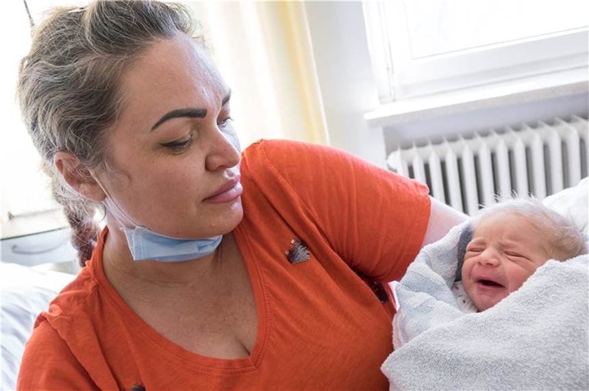 In NRW: Anna Marchenko bringt zwei Tage nach Flucht aus der Ukraine ihr Baby zur Welt Anna Marchenko hält ihren neugeborenen Sohn in den Armen.