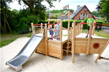 Anna, Marlene, Jakob und Bernd sind von dem neuen Piratenschiff auf dem Spielplatz an der Buchenallee begeistert. Ihre Mütter haben das Projekt mit viel Hilfe von Sponsoren und der Bürgerstiftung Südlohn-Oeding umgesetzt.