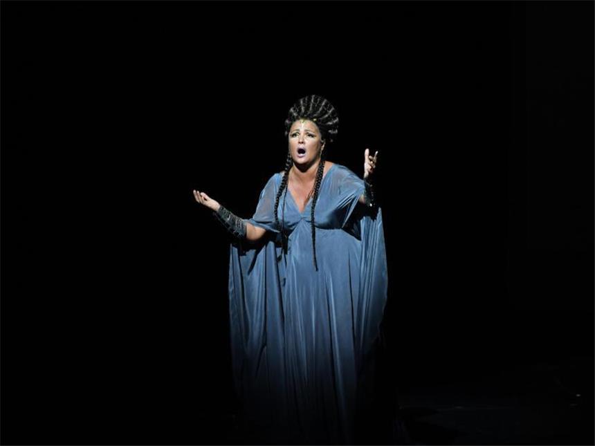 Die göttliche Anna brilliert in altbackener "Aida" Anna Netrebko in der Rolle der Aida im Großen Festspielhaus in Salzburg. Foto: Barbara Gindl