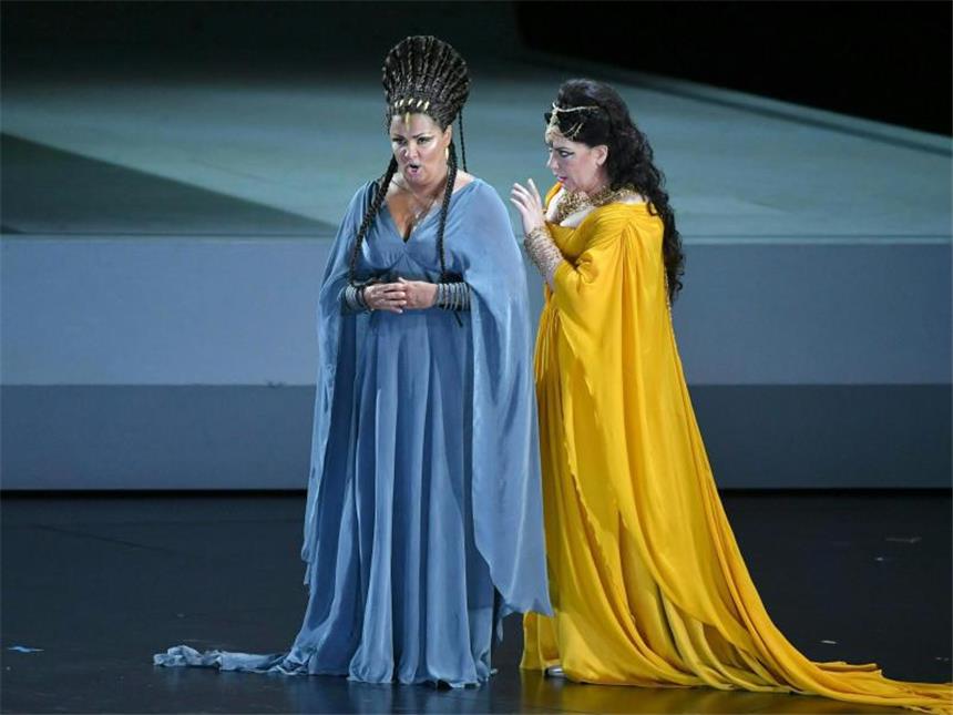 Die göttliche Anna brilliert in altbackener "Aida" Anna Netrebko in der Rolle der Aida (l) und Ekaterina Semenchuk als Amneris im Großen Festspielhaus in Salzburg. Foto: Barbara Gindl