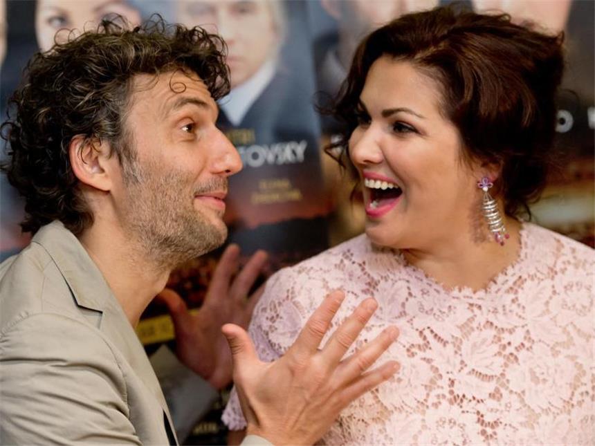 «Gipfeltreffen»: Netrebko und Kaufmann in München Anna Netrebko und Jonas Kaufmann teilen sich in München die Open-Air-Bühne. Foto: Sven Hoppe