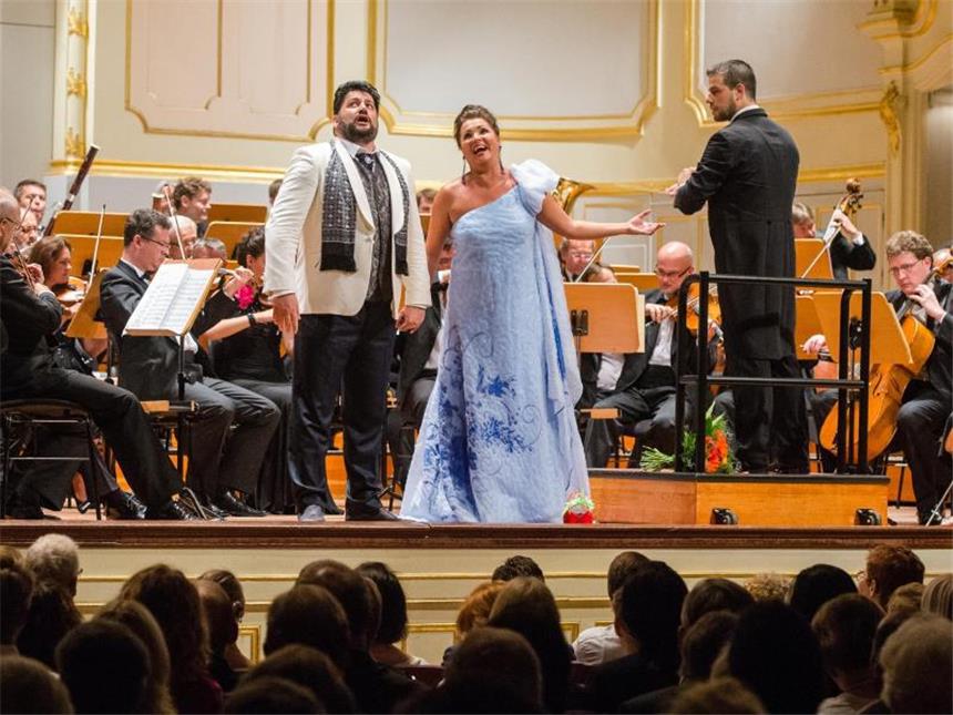 Anna Netrebko in Hamburg: Klangkunst, Kleider, Küsse Anna Netrebko und Yusif Eyvazov auf der Bühne in Hamburg, am Pult: der Dirigent Jader Bignamini (r). Foto: Daniel Bockwoldt