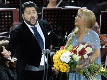 Anna Netrebko und Yusif Eyvazov begeistern das Berliner Publikum mit Welthits der Oper. Foto: Jörg Carstensen