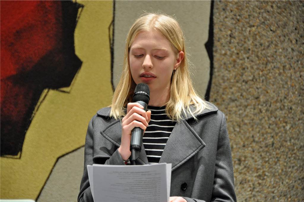57 junge Verseschmiede freuen sich über den Dorstener Jugend Lyrikpreis Anna Plümpe - 1. Preisträgerin in der Gruppe der 13- bis 16-Jährigen - trug ihr Gedicht "Loslassen" vor.