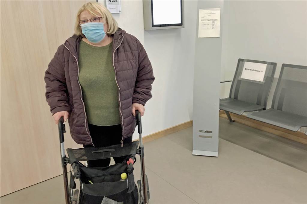 Unfallfahrer schluchzt: „Es tut mir so leid, was passiert ist“ Anna S. (Pseudonym) ist seit dem fürchterlichen Unfall auf der Halterner Straße auf einen Rollator angewiesen. Sie könne keine Schritt mehr ohne Schmerzen gehen, sagt sie.