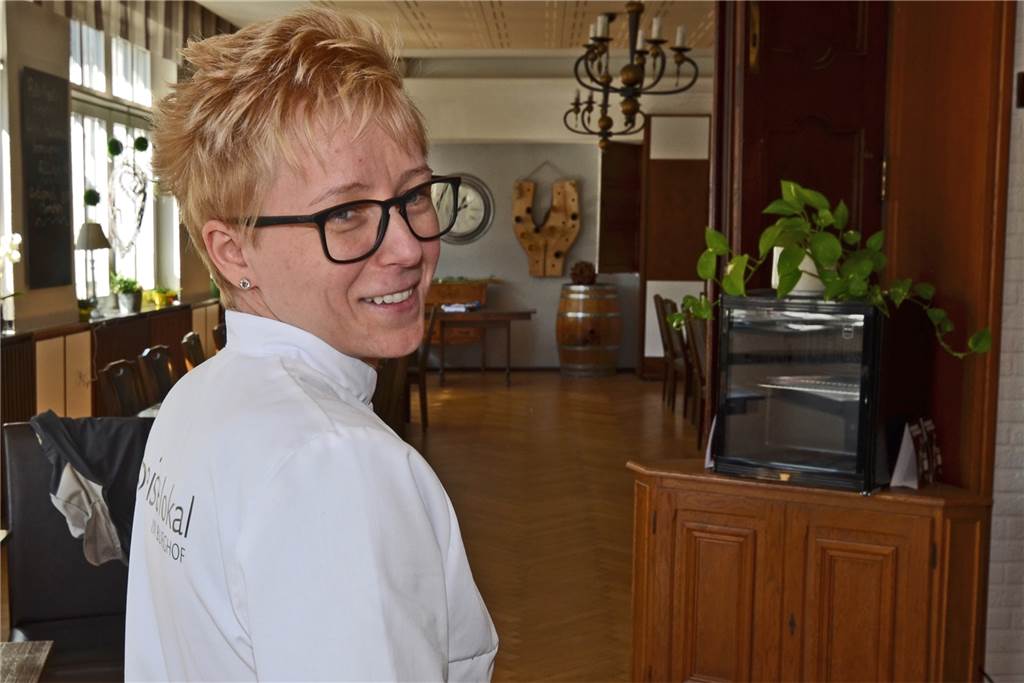 „ASpeiselokal im Burghof“: Inhaberin stemmt sich mit Mut und Leidenschaft gegen die Corona-Krise Anna Scheele hat sich gegen den ersten Frust gewehrt. Mit Mut und Ideen führt sie ihr Speiselokal weiter.