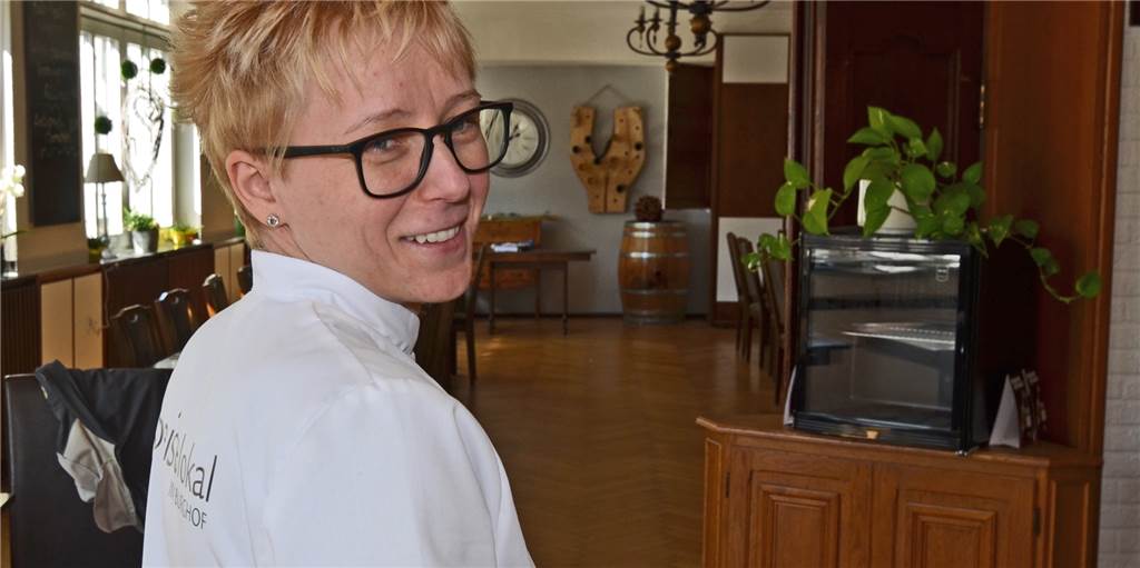 Personalmangel: Dortmunder Traditions-Restaurant verkauft nur Außer-Haus Gastronomin Anna Schelle in ihrem Restaurant "ASpeiselokal Burghof"