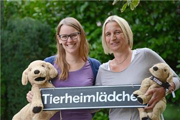 Anna Schmitz (l.) und Martina Kersting haben das Tierheimlädchen vor drei Jahren gegründet. Seitdem unterstützen die beiden Frauen mit ihren selbst gebastelten Artikeln Tierheime in der Region.