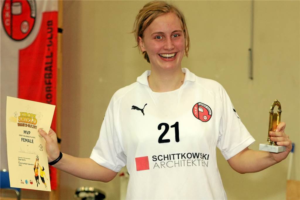 Korfballer des Schweriner KC stopften sich 2011 in Polen die Taschen voll mit Pokalen Anna Schulte brachte 2011 aus Warschau einen Pokal und eine Urkunde als Auszeichnung mit: Sie war zur besten Spielerin des Turniers gewählt worden.