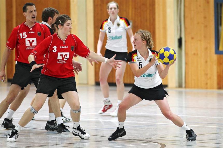 Castrop-Rauxeler Sextett für WM nominiert Anna Schulte (rechts) vom Schweriner KC und Katharina Holtkotte (vorne, links) vom KV Adler Rauxel, hier in einem Testspiel-Duell, stehen im deutschen WM-Kader.