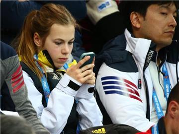 Anna Seidel hat ihr Handy stets griffbereit. foto: Christian Charisius