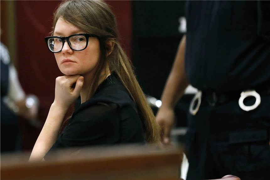 Die Hochstaplerin, die New Yorks Oberschicht narrte: Anna Sorokin fliegt heim Anna Sorokin, verurteilte Hochstaplerin aus Deutschland, sitzt in einem Gerichtssaal. Ihre Geschichte ist auch verfilmt worden. Die True-Crime-Serie «Inventing Anna» ist bei Netflix zu sehen.