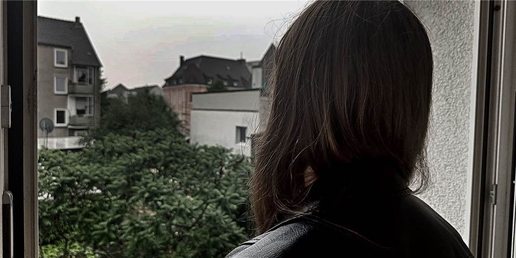 Anna (20) aus Schwerte wird als Kind von ihrem Stiefvater missbraucht Anna steht am Fenster in den Redaktionsräumen in Schwerte.