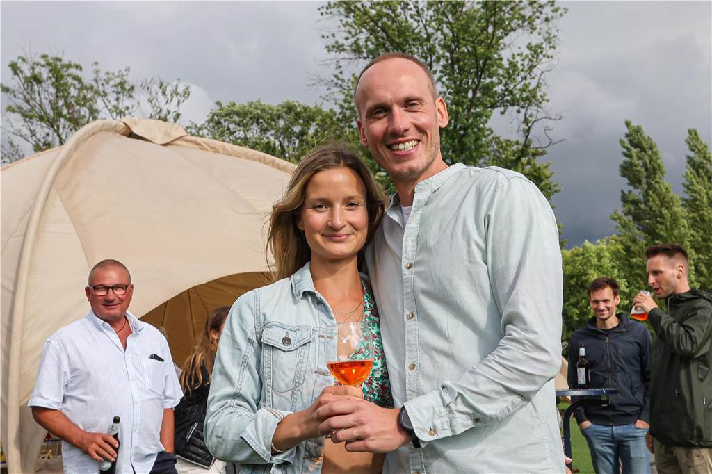 Anna und Marcel haben am Samstag geheiratet und sind danach mit vielen Freunden zum DJ Picknick in den Fredenbaumpark gekommen, um zu feiern. Sie haben sich sogar ein eigenes Zelt mitgebracht.