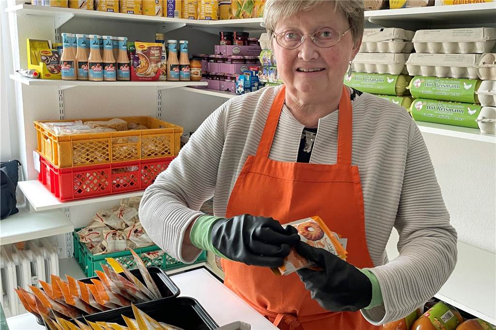 Tafel-Zahlen explodieren: Da kommt Raum-Vergrößerung gerade richtig Anna Weiß ist eine der Helferinnen, die vor der Ausgabe am Donnerstag helfen, alles zu ordnen und vorzubereiten.