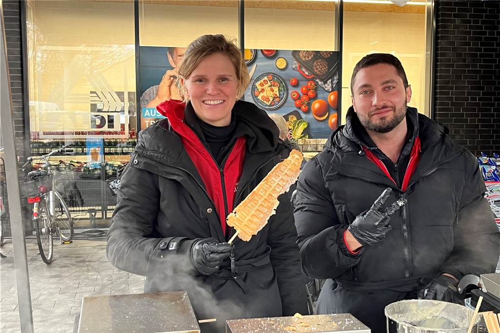 Anna Wesselmann und Mohammad Aladai von der Dortmunder Firma Supaevent kümmerten sich um Waffeln.